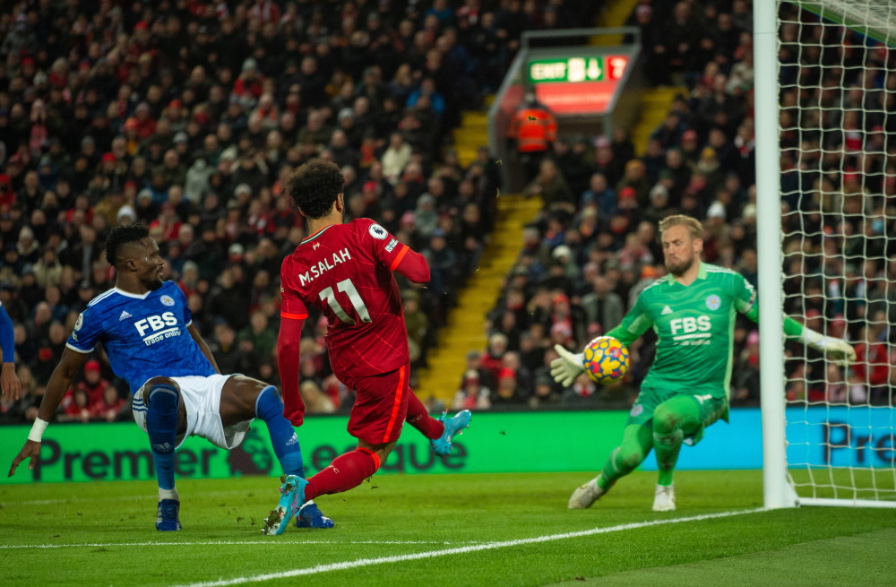  斯特拉斯堡门将神勇发挥，多次扑救保住客场宝贵一分